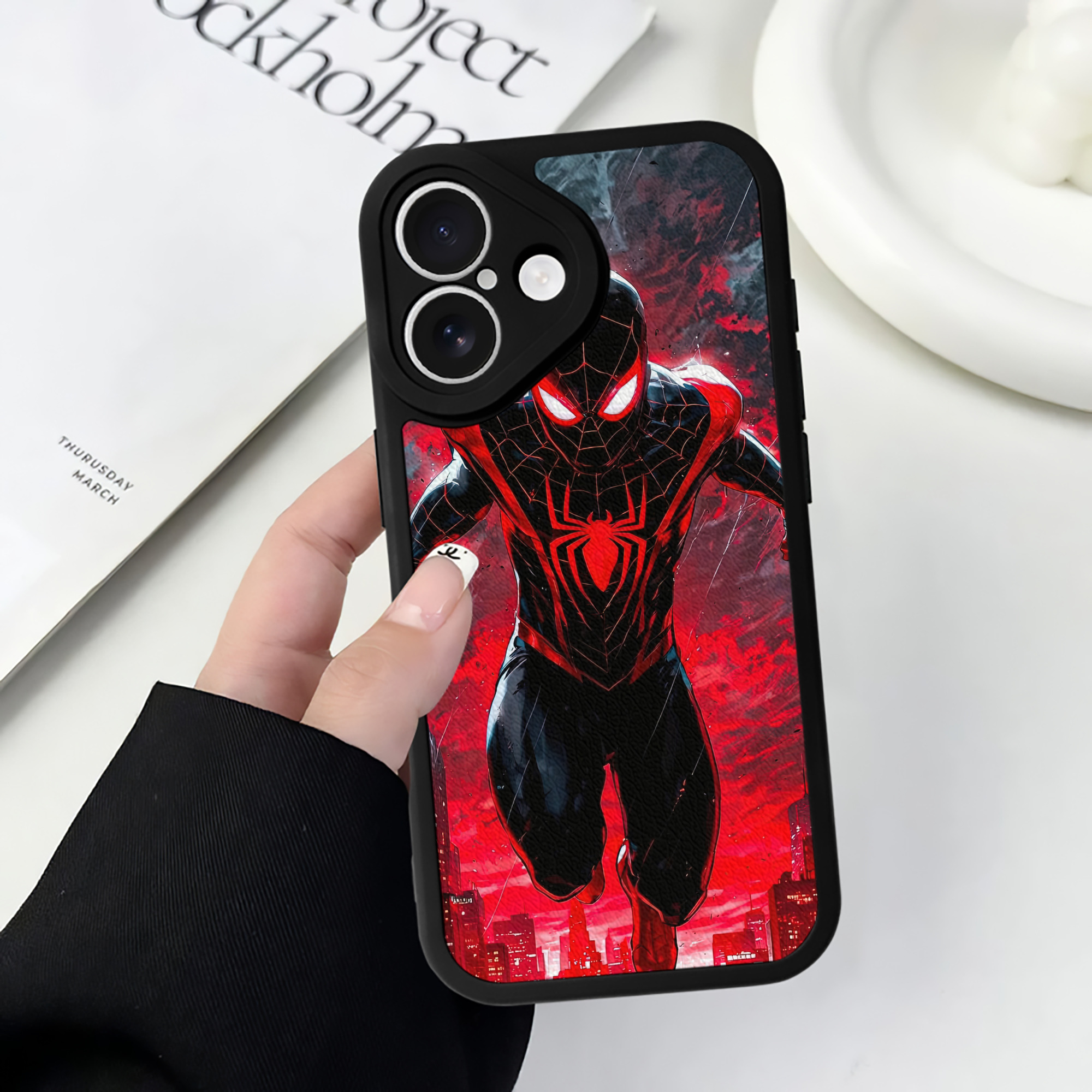 （画像用） Spider Man スパイダーマン 【iPhone 16シリーズ対応】シリコンスマホケース（レザー調） 材質：シリコン
